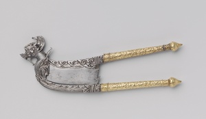 Pinangschaar van ijzer, met gouden handvat, in de vorm van een draak