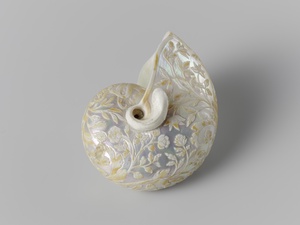 Nautilusschelp van parelmoer gesneden met bloemenranken